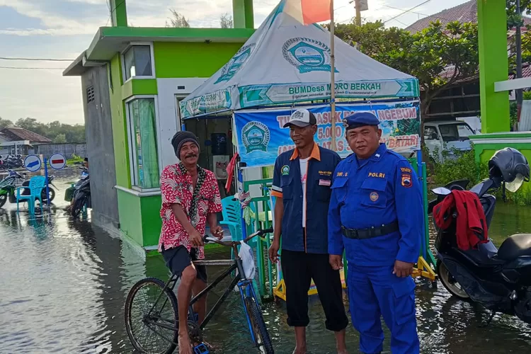 genangan rob di pintu masuk wisata pantai ngebum minggu 2 november 2025. (edi prayitno/kontributor kendal)