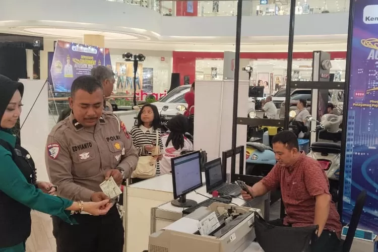 Samsat Kota Semarang 1 menghadirkan layanan Samsat Cepat di event Government Auto Show 2025 yang digelar di The Park Mall Semarang. (dok.)