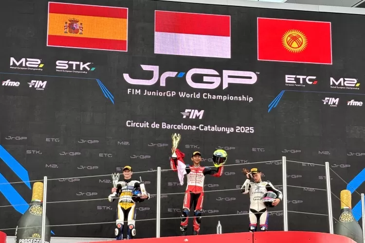 Pebalap binaan Astra Honda Motor M. Kiandra Ramadhipa (tengah) berhasil meraih podium pertama pada ajang FIM JuniorGP Barcelona 
