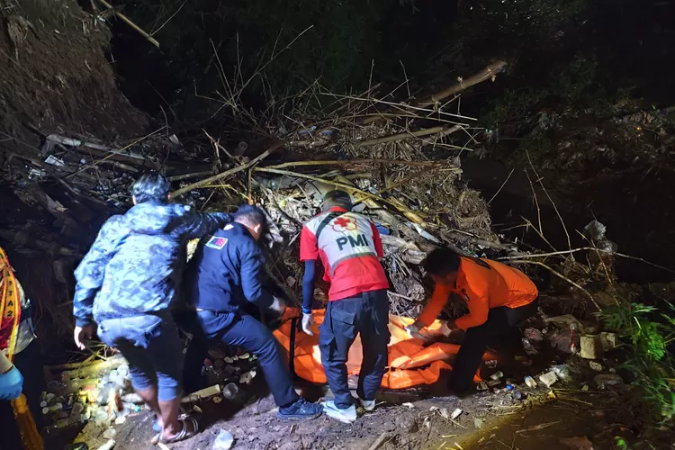 Petugas BPBD Kendal mengevakuasi jenasah korban yang tersangkut di sungai Desa Sumur Brangsong Minggu 2 November 2025 malam.  (dokumen)