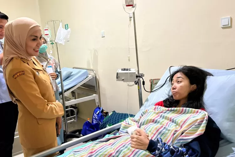 Bupati Kendal saat menjenguk putri di RS PKU Muhammadiyah Boja Senin 3 November 2025.  (edi prayitno/kontributor kendal)