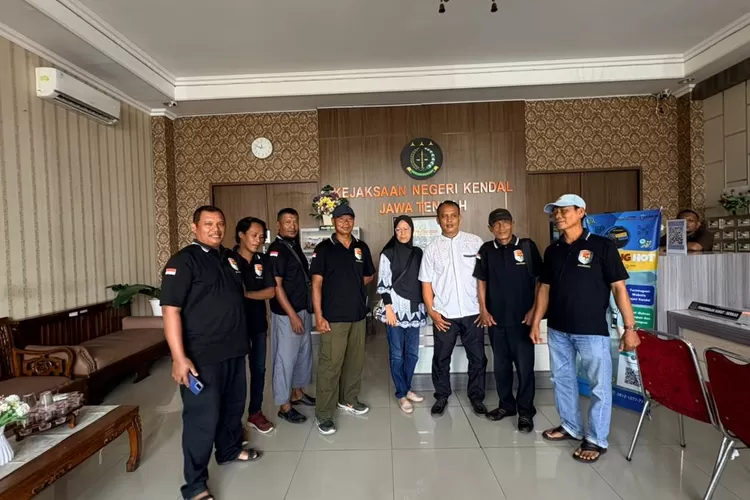  Warga Desa Nolokerto, Kaliwungu, mendatangi Kejari Kendal.  (dokumen)