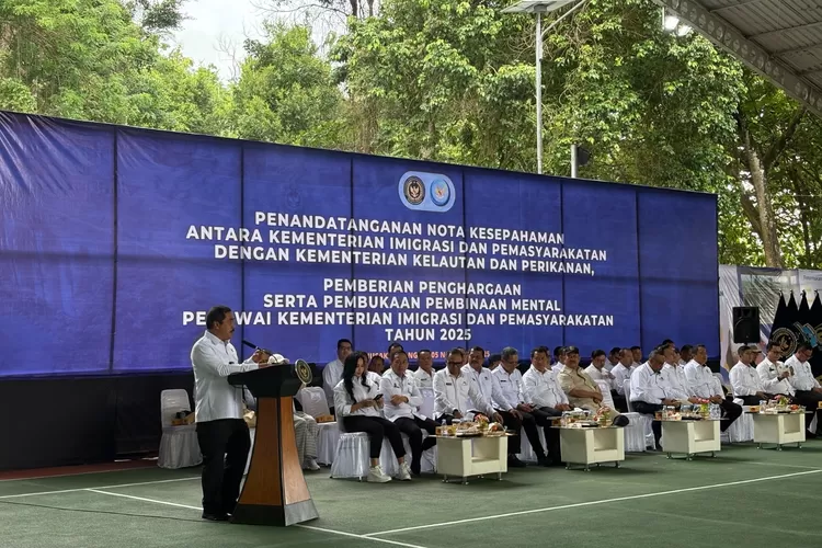 Kemenimipas bersama KKP menandatangani perjanjian kerja sama strategismemperkuat ketahanan pangan nasional melalui pengembangan sektor perikanan di Nusakambangan, Rabu (5/11/2025). (dok.)