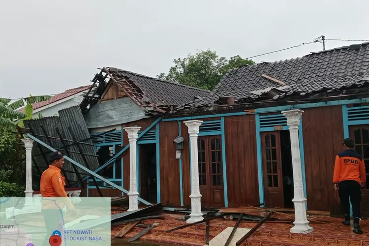 Petugas BPBD Kendal melakukan pendataan jumlah rumah yang rusak di Desa Sendangdawung.  (Dokumen)