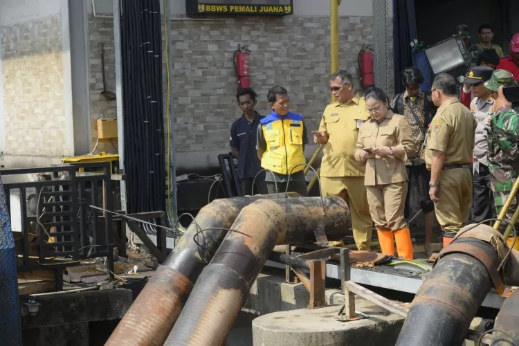 Wali Kota Semarang Agustina Wilujeng saat meninjau rumah pompa.  (Pemkot Semarang)