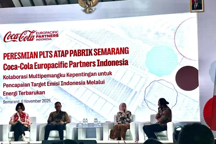 Diskusi di sela-sela peresmian Pembangkit Listrik Tenaga Surya (PLTS) Atap berkapasitas 1,2 MWp di pabrik Coca-Cola Europacific Partners Indonesia (CCEP Indonesia)  Ungaran, pada Kamis (6/11/2025). (dok.)