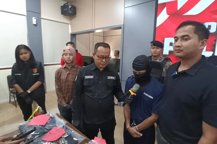 Kasat Reskrim Polres Kendal bersama tersangka dalam press rilis di Aula Polres Kendal Kamis 6 November 2025.  (Edi prayitno/kontributor Kendal)