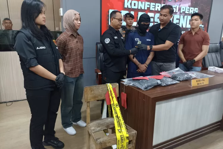 Kasat reskrim Polres Kendal menunjukan barang bukti kursi yang digunakan oleh pelaku memukul ODGJ.  (Edi prayitno/kontributor kendal)