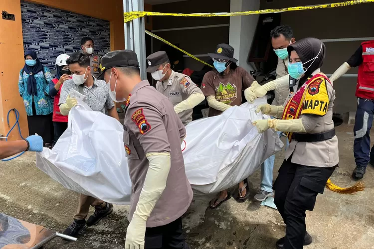 Polisi dan tim PMI Kendal mengevakuasi jenasah seorang pemuda yang meninggal didalam rumahnya di perumahan di Darupono Kaliwungu Selatan Kamis 6 November 2025.  (Dokumen)