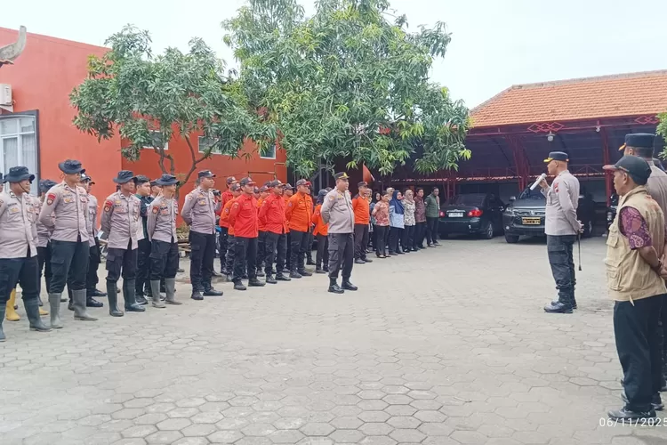 Pembubaran posko bencana korban hanyut tragedy Jolinggodi BPBD Kendal Kamis 6 November 2025.  (Edi prayitno/kontributor kendal)