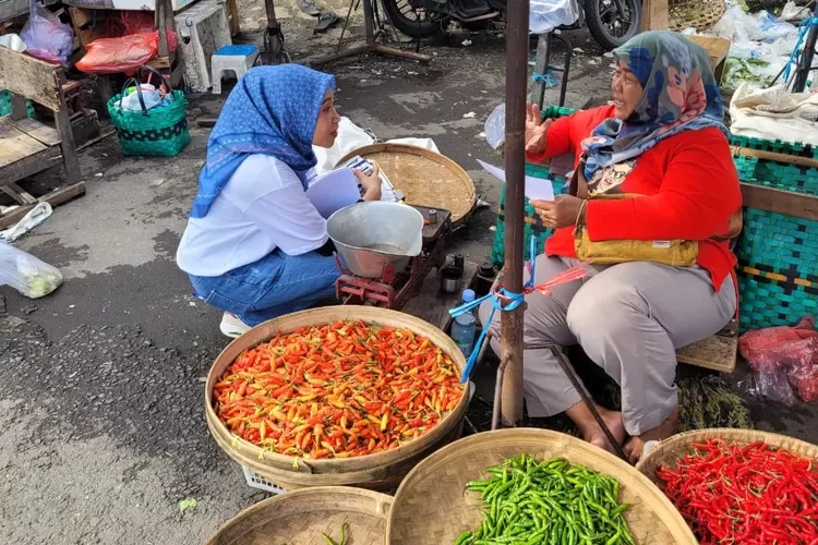 Interaksi salah satu pedagang dengan karyawati Bank Jateng dalam kegiatan Grebek Pasar Gabus Jatinom 2025 yang diselenggarakan oleh Bank Jateng Cabang Pembantu Jatinom pada Sabtu (25/10/2025). &nbsp; &nbsp; (dok.)