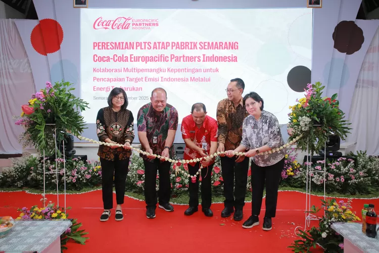Seremoni peresmian Pembangkit Listrik Tenaga Surya (PLTS) Atap berkapasitas 1,2 MWp di pabrik Coca-Cola Europacific Partners Indonesia (CCEP Indonesia)  Ungaran, pada Kamis (6/11/2025). (dok.)