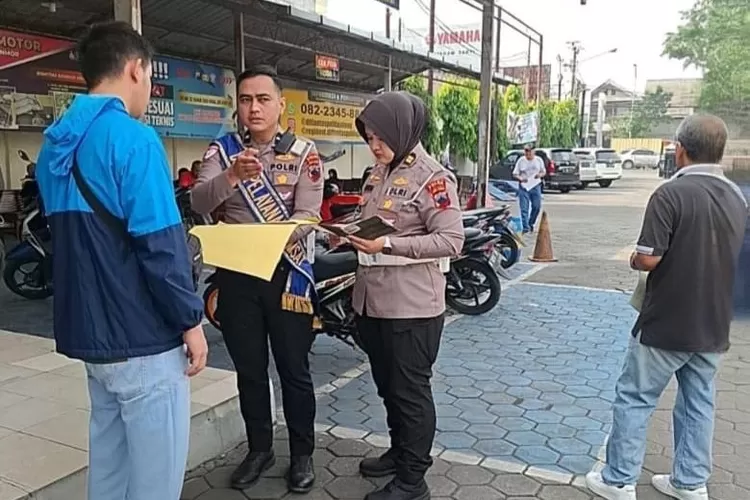 Petugas Kantor Bersama Samsat Kota Semarang I saat melayani masyarakat wajib pajak. (Dok.)