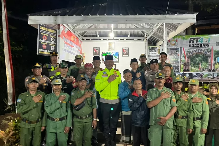Kapolres Kendal bersama Linmas dan warga Dukuh Bogosari, Desa Tambahrejo, Kecamatan Pageruyung.  (dokumen)