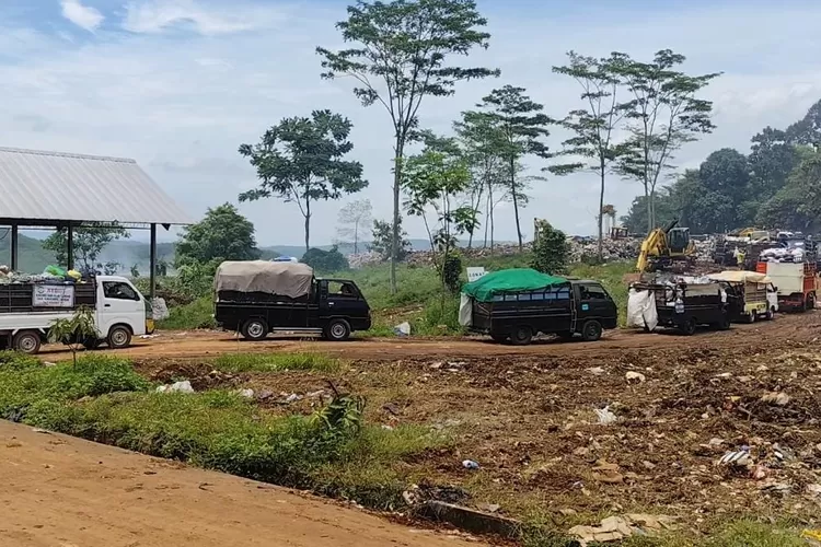 Mobil yang mengangkut sampah menunggu giliran bongkar di lokasi pembuangan sampah TPA Darupono.  (edi prayitno/kontributor kendal)
