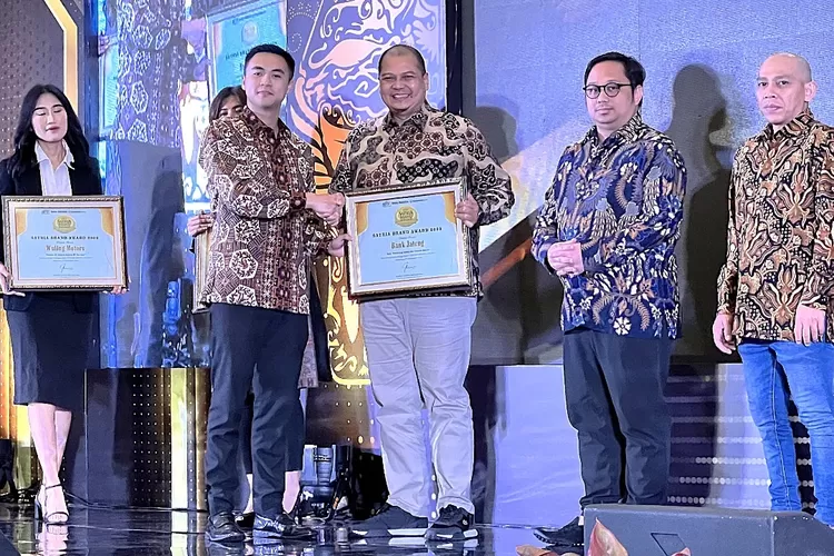 Kepala Sub Divisi Komunikasi Korporat Sekretaris Perusahaan, Susiladi mewakili Direktur Utama Bank Jateng menerima penganugerahan Satria Brand Award (SBA) 2025. (dok.)