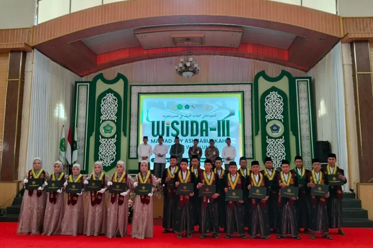 Pondok Pesantren Askhabul Kahfi Mijen Semarang menyelenggarakan prosesi wisuda ke-3 Ma'had Aly bagi 19 wisudawan, terdiri dari 13 santri putra dan 6 santri putri, di aula Kampus 3 Pondok Pesantren Askhabul Kahfi pada Rabu, 12 November 2025. (dok)