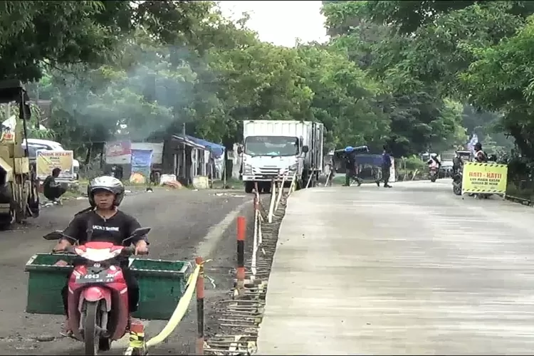 Suasana dilokasi pekerjaan pembangunan jalan di Pantura Kaliwungu Kendal.  (edi prayitno/kontributor kendal)