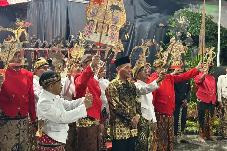 Memperingati Hari Wayang Nasional dan Dunia yang jatuh setiap tanggal 7 November, Ketua DPRD Jateng Sumanto menggelar Pentas Wayang Kulit 30 jam nonstop. Sebanyak 23 dalang bergantian. (dok.)