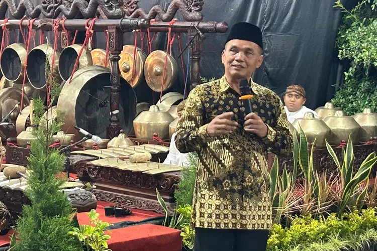 Ketua DPRD Jawa Tengah Sumanto memberikan apresiasi kepada Paguyuban Dalang Karanganyar yang bergotong royong mementaskan Wayang Kulit selama 30 jam nonstop dengan melibatkan 23 dalang. (dok.)