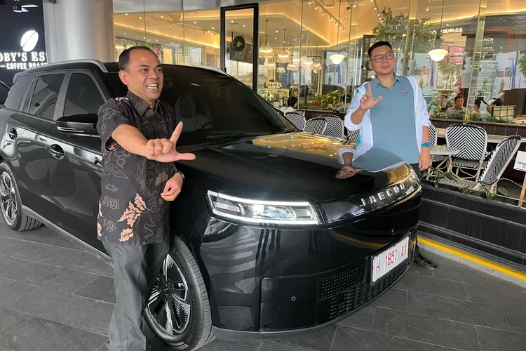 Branch Manager JAECOO Semarang, Ery Saifurrizal saat memperlihatkan mobil listrik keluaran JAECOO dengan model terbarunya, J5, di Queen City Mall, Semarang, Kamis 13 November 2025. (dok.)