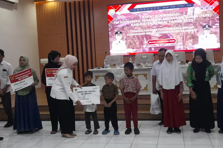 Bupati Kendal memberikan apresiasi kepada warga yang rela dan ikhlas melakukan graduasi bantuan.  (Dokumen)