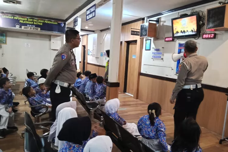 Anak-anak TK Kemala Bhayangkari 34 Kendal ketika menonton film edukasi.  (dokumen)