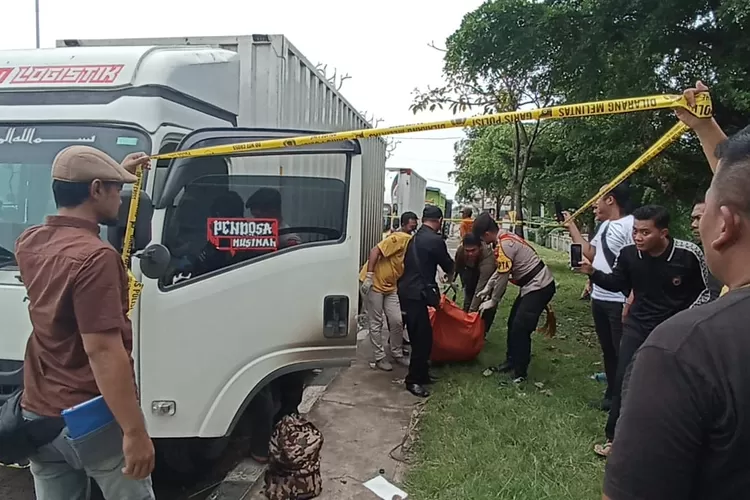 Petugas mengevakuasi jenasah sopir truk yang ditemukan Jumat 14 november 2025 siang.  (Edi prayitno/kontributor kendal)