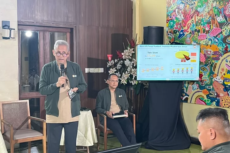 Ketua Dewan Komisioner LPS, Prof. Dr. Anggito Abimanyu saat menyampaikan paparan dalam media gathering Jateng&ndash;DIY, di Yogyakarta, Sabtu (15/11/2025).  (Dok.)