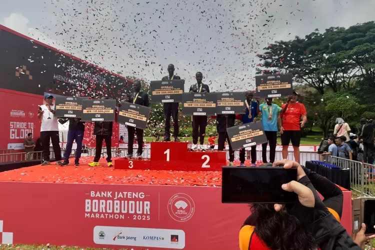 Para juara Bank Jateng Borobudur Marathon 2025 mengangkat piala, Minggu 16 November 2025. (dok.)
