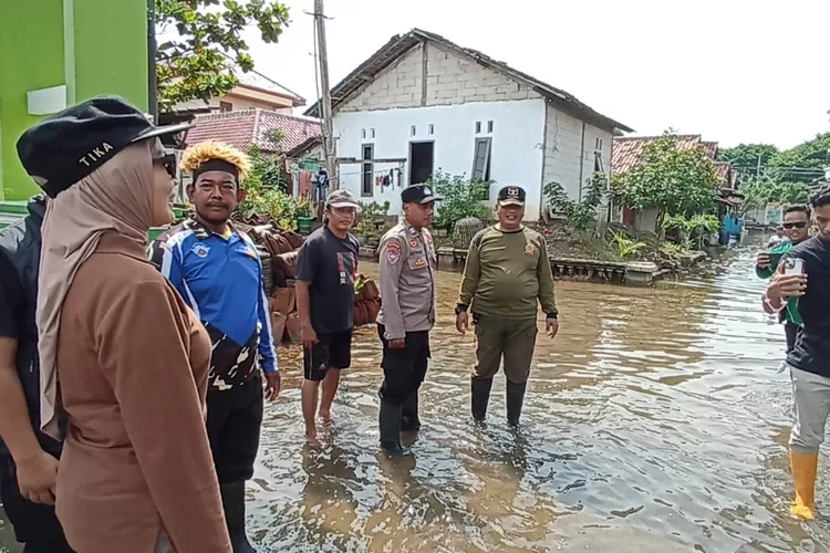 Bupati kendal saat meninjau genangan rob di dusun ngebum Desa Mororejo Kaliwungu Minggu 16 november 2025.  (Edi prayitno/kontributor kendal)