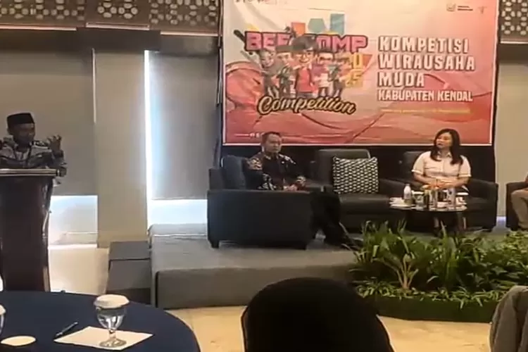 Pj Sekda Kendal menutup Kompetisi Wirausaha Muda 2025 Disporapar Kendal Selasa 18 november 2025.  (Edi prayitno/kontributor kendal)