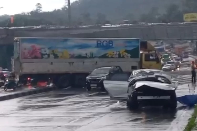 Truk dan mobil yang terlibat tabrakan beruntun di Exit Tol Bawen Semarang. (istimewa)