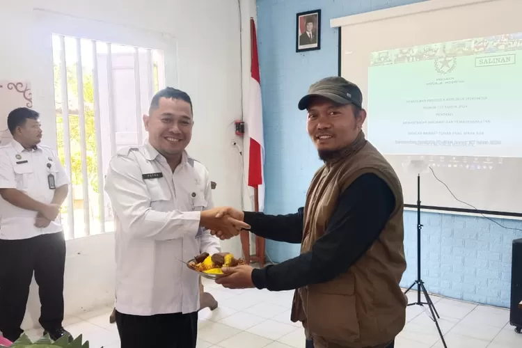 Anggota DPRD Kendal Syukron menerima potongan tumpeng dalam Tasyakuran Hari Bakti Kementerian Imigrasi dan Pemasyarakatan ke-I pada Rabu, 19 November 2025.  (dokumen)