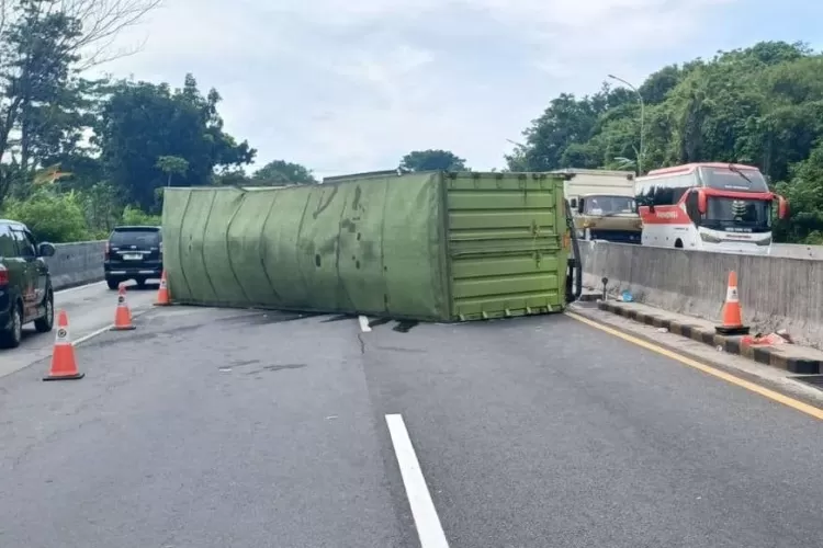 kecelakaan truk terguling di Tol Tembalang, Kota Semarang.  (dok Polrestabes Semarang)