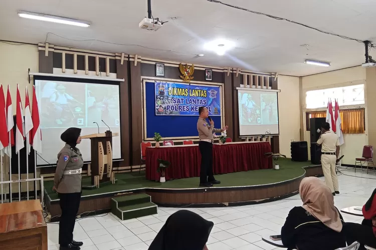 Satlantas Polres Kendal saat sosialisasi etika berlalu lintas kepada pelajar SMKN 2 Kendal.  (dokumen)