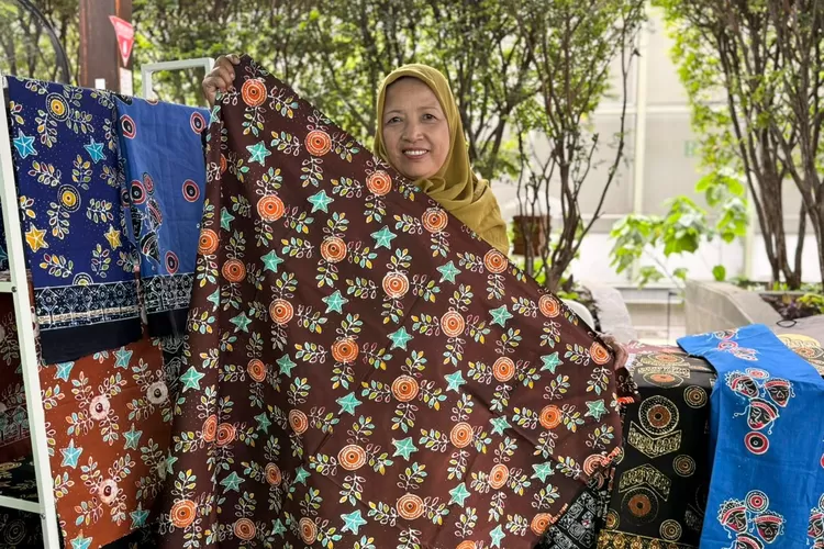 Ibu Rantiyem, nasabah PNM Mekaar, membangkitkan kembali batik keluarga melalui pembiayaan dan pendampingan PNM yang memperkuat usaha rumahan dan warisan budaya.