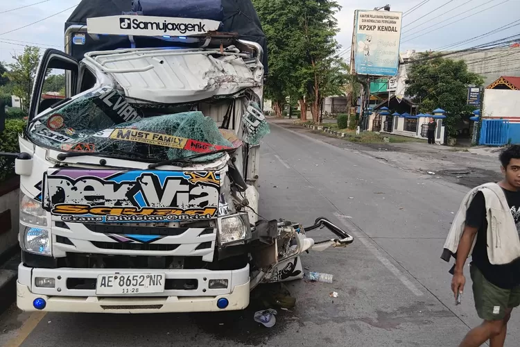 Kondisi truk yang ringsek usai menabrak bagian belakang kendaraan lain di pantura Bugangin Kendal Jumat 21 november 2025.  (Dokumen)