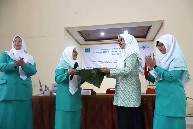 Wakil Ketua PC Fatayat Semarang, Hj Aniqotun Nafi'ah menyerahkan amanah pimpinan PAC Fatayat Banyumanik kepada Hj Endang Listyowati saat Konferancab Fatayat Banyumanik, di Semarang, Sabtu (22/11/2025). (Dok.)