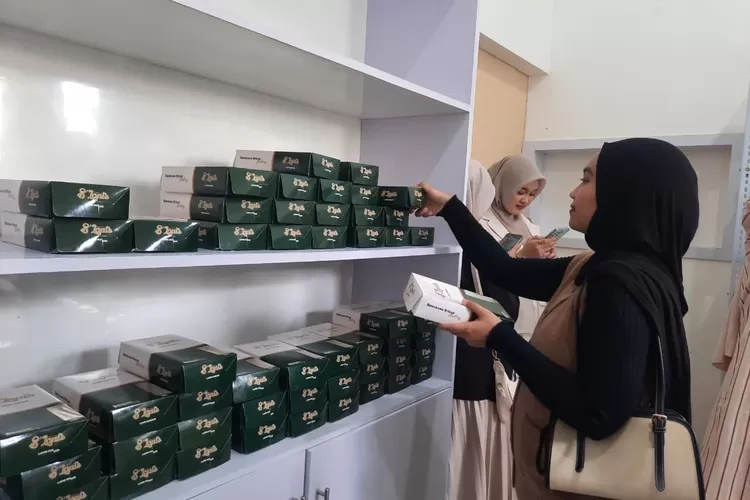 Semarang Steam Factory resmi memperkenalkan brand terbarunya, S&rsquo;Lapis Lapis Kukus, di Jl. Simongan Raya No. 68B, Sabtu (22/11/2025). (Dok.)