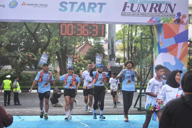 Fun Run DPRD Jateng. Acara ini adalah upaya DPRD untuk lebih dekat dengan masyarakat lewat gaya hidup sehat.  (Ayosemarang.com/ Audrian Firhannusa)