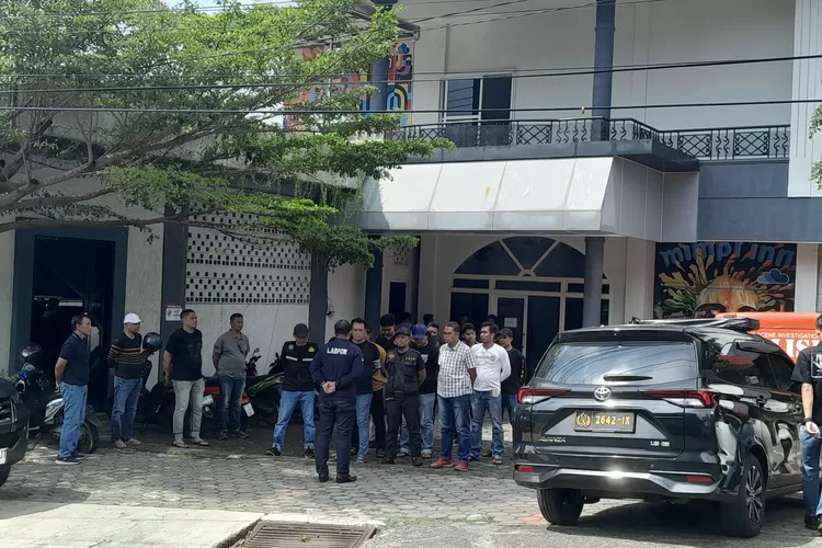 Polisi saat melakulan Olah TKP di hotel tempat Dosen Untag meninggal. (Ayosemarang.com/ Audrian Firhannusa)