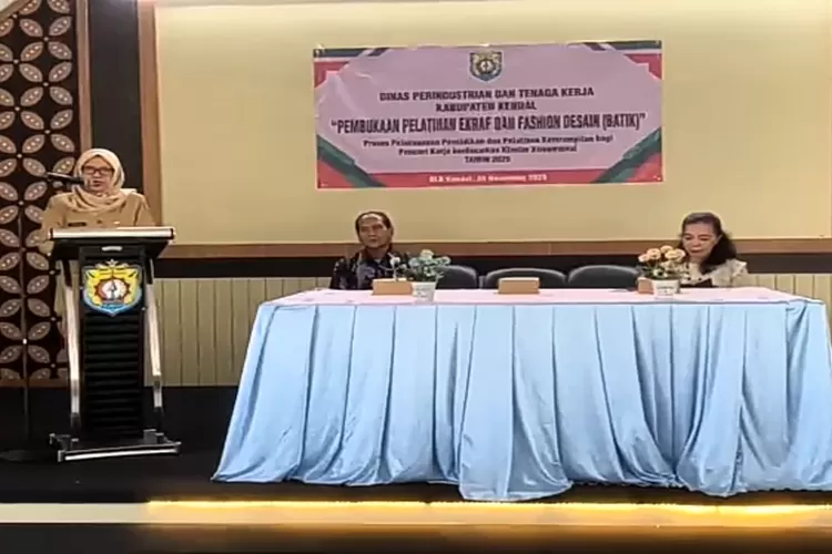Pembukaan pelatihan Ekraf dan fashion desain Batik di BLK Senin 24 november 2025.  (dokumen)