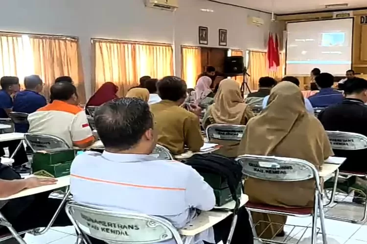 &nbsp;  &nbsp;Forum Group Discussion (FGD) terkait Upah Minimum Sektoral Kabupaten (UMSK) Kendal Senin 24 November 2025.  (Edi prayitno/kontributor kendal)