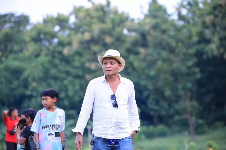 Edi Tiarmon atau yang akrab disapa Bang Simon punya mimpi besar terhadap sepakbola di Semarang. Untuk mewujudkannya dia mulai dari sepakbola antar kampung (tarkam). (KKS)