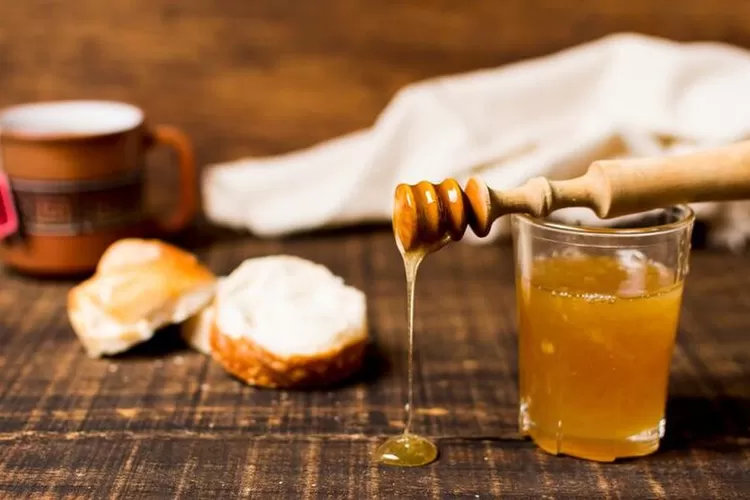 Temukan manfaat madu untuk kecantikan wajah dan kulit agar lebih cerah, lembap, sehat, dan bebas masalah melalui perawatan alami. (Freepik )