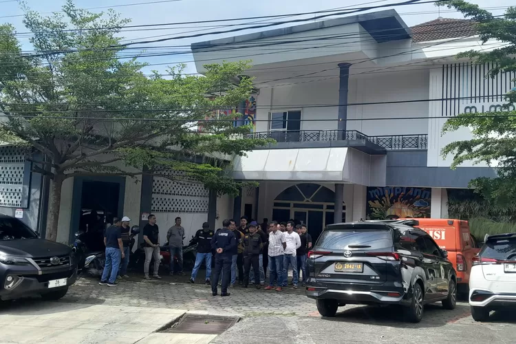 Polisi saat sedang melakukan Olah TKP di hotel dosen Untag Semarang tewas. 3 saksi sudah diperiksa. (Ayosemarang.com/ Audrian Firhannusa)