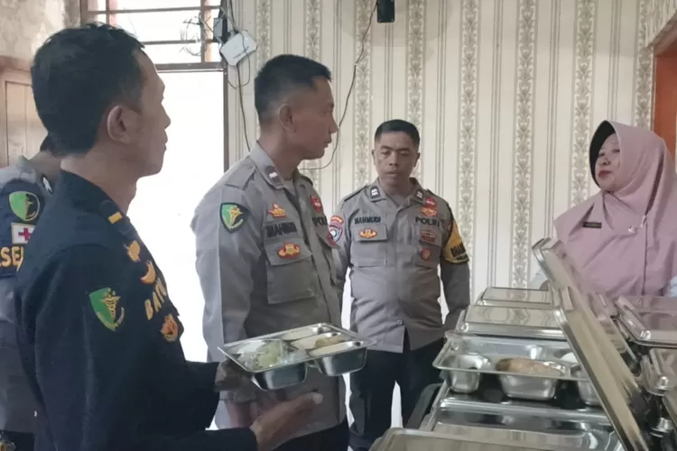 Polisi memeriksa makanan yang belum sempat dibagikan di SMPN 1 Kendal Rabu 26 november 2025.  (edi prayitno/kontributor kendal)