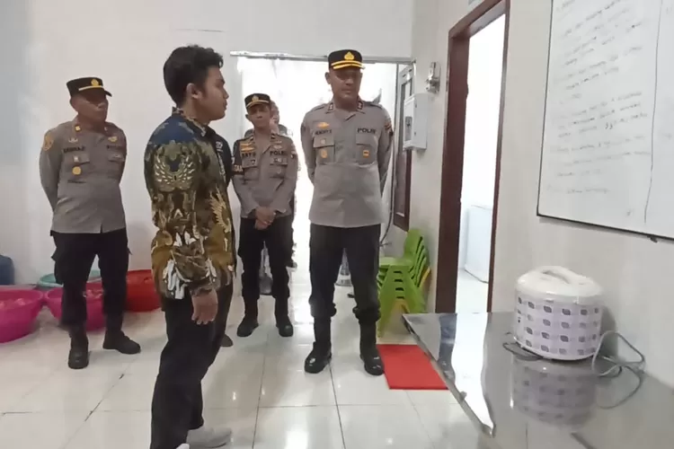 Kapolres Kendal saat meninjau SPPG Sijeruk Kamis 27 November 2025.  (edi prayitno/kontributor Kendal )