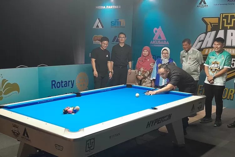 Ketua KONI Semarang Arnaz Agung Andrarasmara bersama jajaran pejabat dan panitia penyelenggara dalam membuka TY Charity 9 Ball Tournament Semarang. (Ayosemsarang.com/ Audrian Firhannusa)